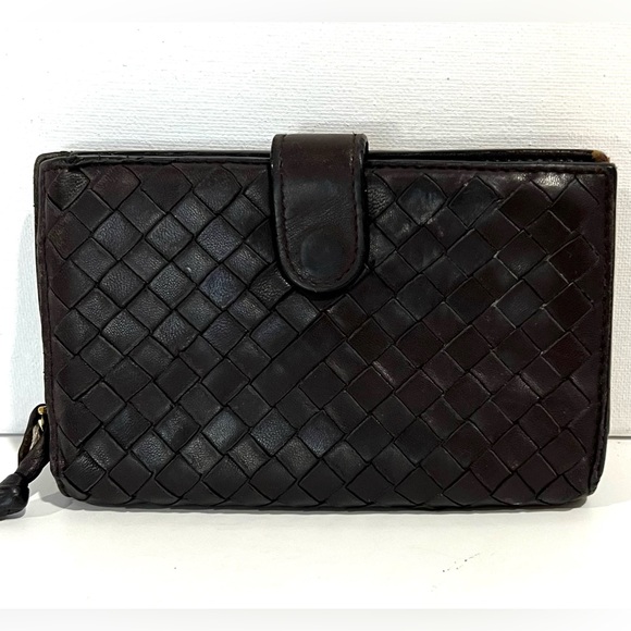 👜 Bottega Veneta Snap Wallet - Luxury Handbag Giveaway - Picture 1 of 7